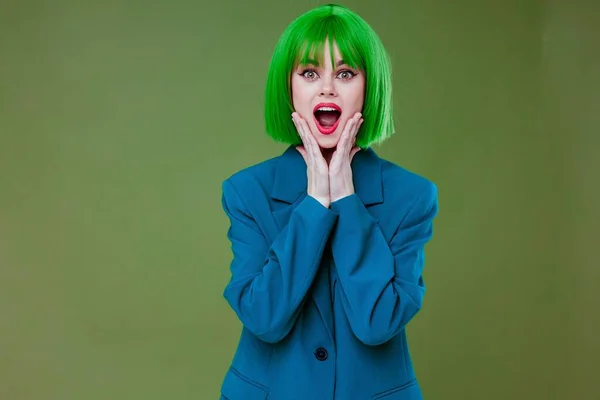 Beauté Mode femme Glamor vert perruque rouge lèvres veste bleue fond vert inchangé — Photo
