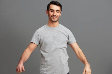 Eğlenceli gri tişörtlü el hareketi, izole edilmiş arka plan. Yüksek kalite fotoğraf