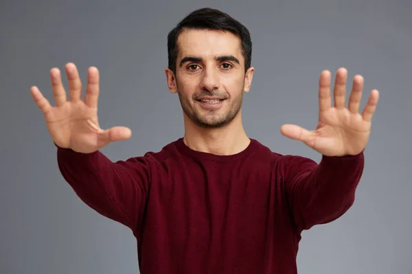 Stilig Man Sträcker Armarna Framför Sig Poserar Gest Med Händer — Stockfoto