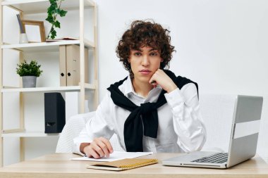 Adamın biri internetten laptop öğreniyor ev yapımı yaşam tarzı teknolojisi. Yüksek kalite fotoğraf