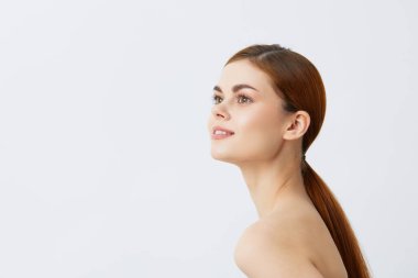 Güzel kadın gülümseyen çıplak omuzlu temiz cilt cazibesi model izole bir arka plan. Yüksek kalite fotoğraf