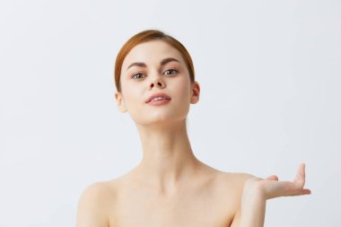 Güzel bir kadın temiz cilt bakımı yapıyor. Çekici görünüyor. Yüksek kalite fotoğraf