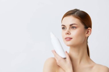 Çıplak omuzlu güzel kadın cilt bakım losyonu yakın plan yaşam tarzı. Yüksek kalite fotoğraf