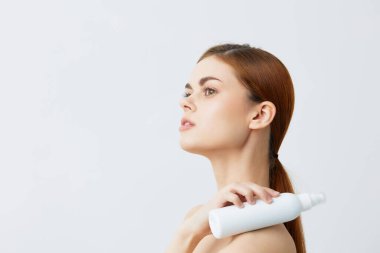 Portre kadın vücut losyonu gençleştirme kozmetik ürünleri yakın çekim yaşam tarzı. Yüksek kalite fotoğraf