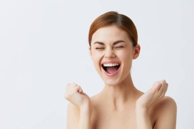 Çıplak omuzlu, gülümseyen kadın portresi. Temiz cilt cazibesi. Model yakın çekim yaşam tarzı. Yüksek kalite fotoğraf