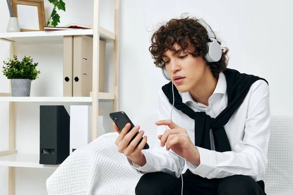 Blogger Ακουστικά Κάθεται Ένα Λευκό Καναπέ Smartphone Σαλόνι Υψηλής Ποιότητας — Φωτογραφία Αρχείου