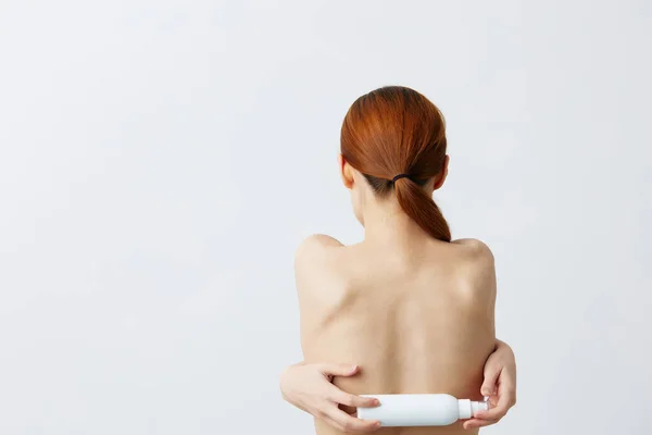 Bella Crema Cura Della Pelle Donna Con Spalle Nude Sfondo — Foto Stock