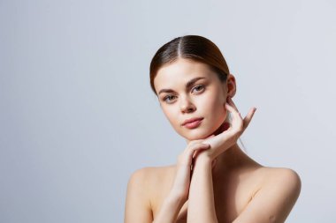 Güzel bir kadın temiz cilt bakımı yapıyor. Çekici görünüyor. Yüksek kalite fotoğraf