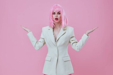 Beyaz ceketli, pembe saçlı Glamor Kozmetik 'in arka planı değişmemiş genç bir kadın. Yüksek kalite fotoğraf