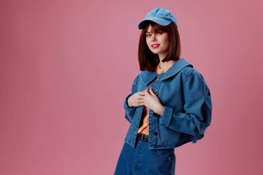 Güzel bayan kot şapkalı kırmızı dudaklar değişmeden moda pembe arkaplanı cezbediyor. Yüksek kalite fotoğraf