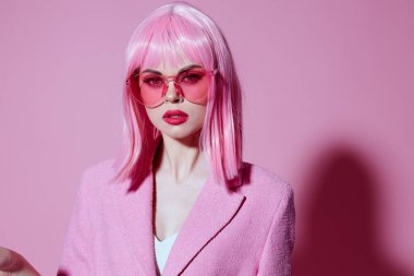Pembe gözlüklü güzel, modaya uygun bir kız. Kozmetik, çekici duygular, stüdyo modelleri, değişmemiş. Yüksek kalite fotoğraf