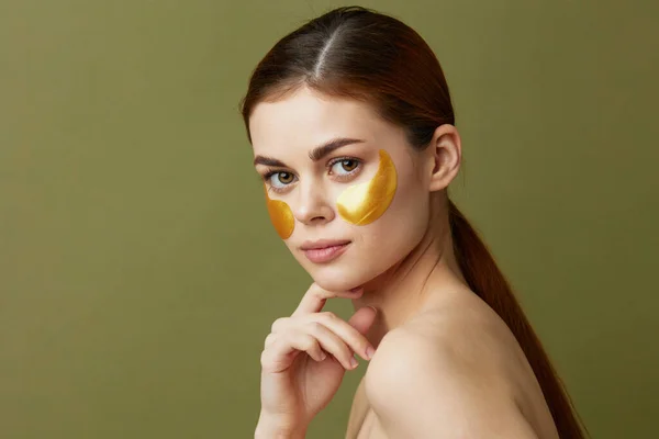 Krásná Žena Zlaté Skvrny Čistá Kůže Úsměv Představuje Izolované Pozadí — Stock fotografie