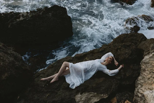 Beautiful Woman Lies His Back Stone Cliff Cloudy Weather View — Stock Photo, Image