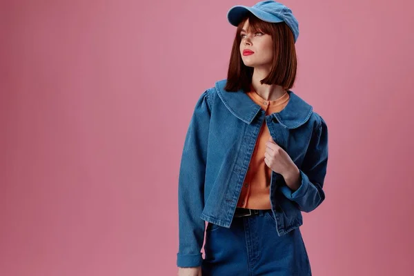 모자와 재킷을 예쁘고 스튜디오 모델을 바꾸지 고품질 — 스톡 사진