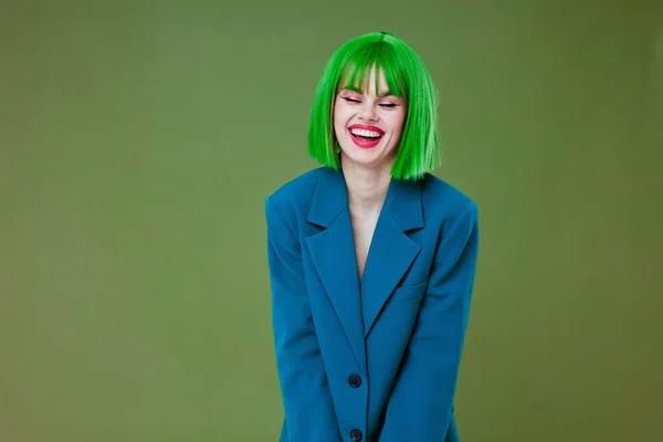 Ritratto Una Signora Affascinante Aspetto Attraente Parrucca Verde Giacca Blu — Foto Stock