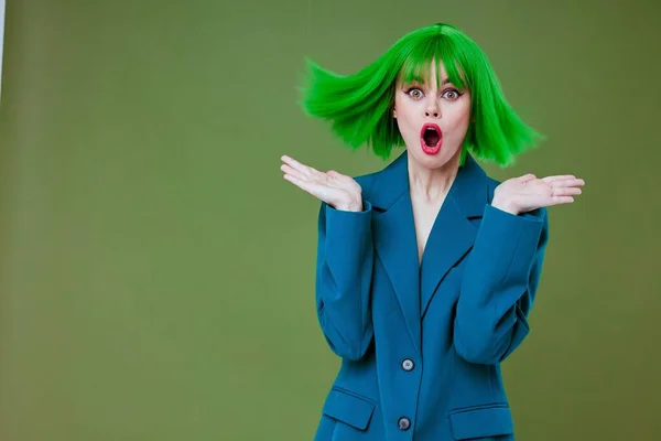 Jeune Femme Portant Une Perruque Verte Veste Bleue Posant Fond — Photo