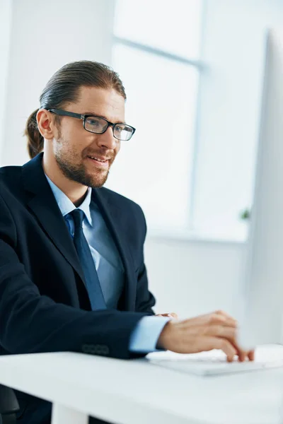 Gerente Masculino Escritorio Trabajando Delante Una Computadora Foto Alta Calidad — Foto de Stock