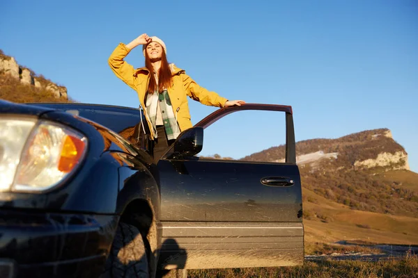 Kobieta podróżnik w pobliżu samochodu podziwiając krajobraz góry natura Świeże powietrze — Zdjęcie stockowe