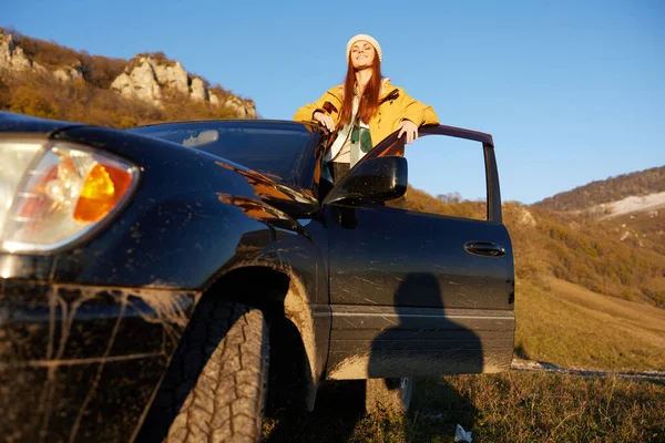 Γυναίκα τουριστικά αυτοκίνητα ταξίδι στα βουνά τοπίο Ταξίδι χαλάρωση — Φωτογραφία Αρχείου