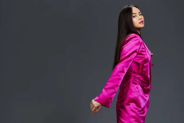 Ung kvinna ljus makeup rosa mini klänning modern stil Grå bakgrund — Stockfoto