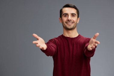 Süveter giymiş bir yönetici. El hareketleri, zarif duygular.