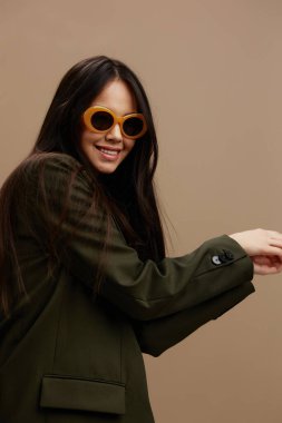 Güzel kadın ceketi güneş gözlüğü zarif moda izole arka plan