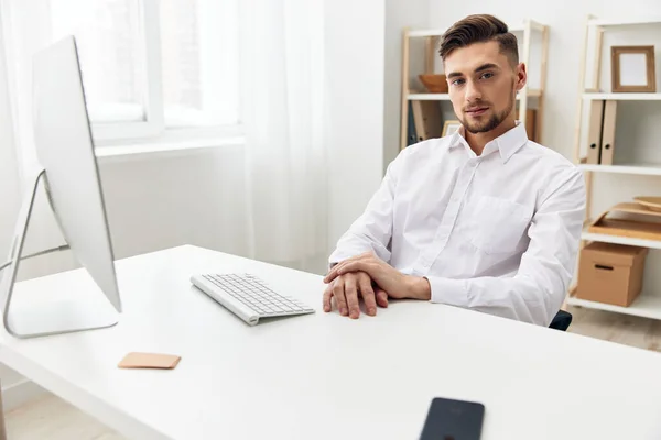 Hommes d'affaires en chemise blanche sur le lieu de travail Internet de bureau — Photo