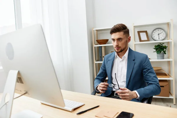 Un hombre en un traje ordenador escritorio trabajo auto-confianza ejecutivo — Foto de Stock