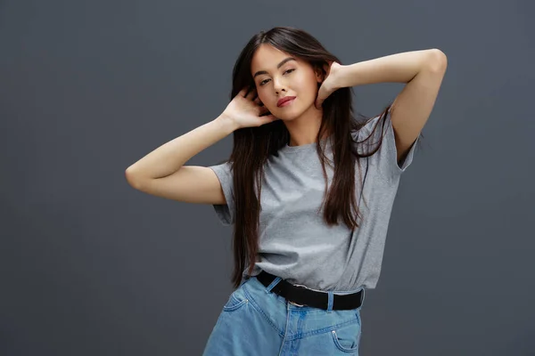 Bela mulher casual desgaste cinza t-shirt moda charme estúdio modelo — Fotografia de Stock