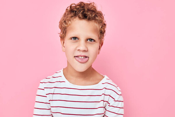 портрет мальчика улыбка детства играет изолированный фон