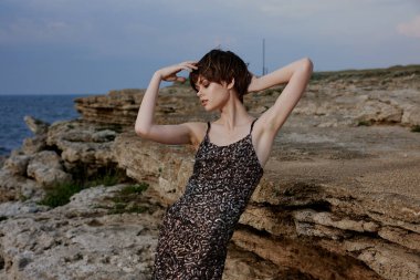 Havalı bir kadın dışarıda poz veriyor. Yüksek kalite fotoğraf