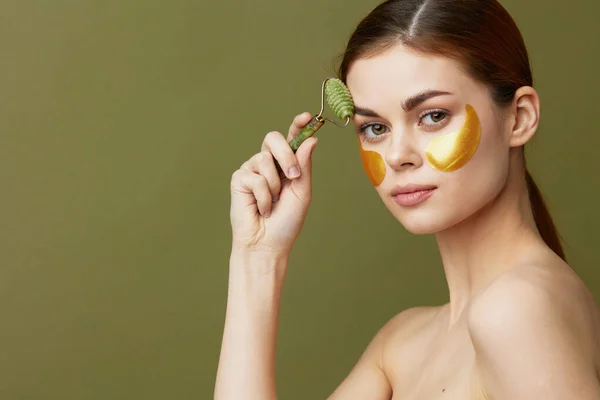 Wanita Muda Dengan Potongan Emas Wajah Close Lifestyle Foto Berkualitas — Stok Foto