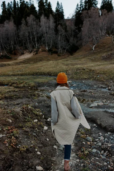 Τουρίστας Φθινοπωρινά Ρούχα Στη Φύση Υψηλής Ποιότητας Φωτογραφία — Φωτογραφία Αρχείου