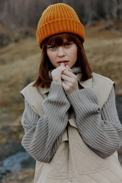 Woman Walking Outdoors Autumn Weather High Quality Photo — Stock Photo, Image