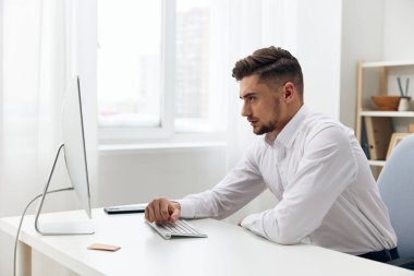 Beyaz gömlekli yakışıklı ofis çalışanı duyguları teknolojisi.