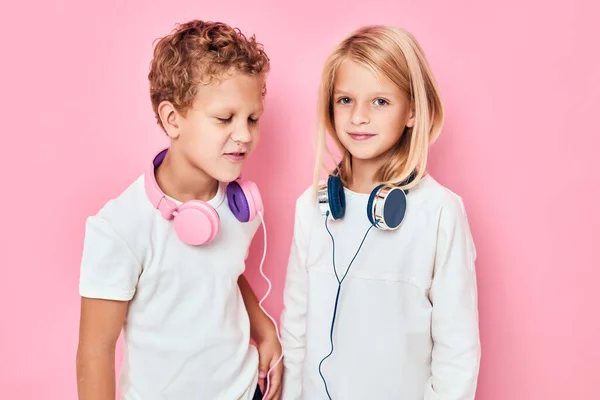 Chlapec a dívka spolu zábava pózování růžové barvy pozadí — Stock fotografie