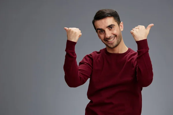 Vrolijke man tonen duimen omhoog in een trui poseren hand gebaar emoties — Stockfoto