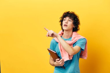 Kıvırcık çocuk eğitimi, el hareketi, sarı arka plan