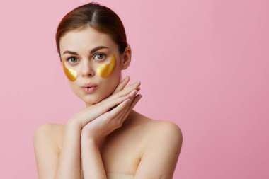 Güzel bir kadın, gençleştirme cilt bakımını, duş izole edilmiş arka plandan sonra eğlenceli hale getiriyor.