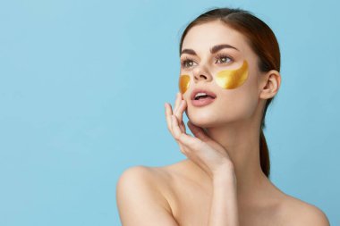 Kadın cilt bakımı yüzü çıplak omuzları yamalar yakın çekim yaşam tarzı