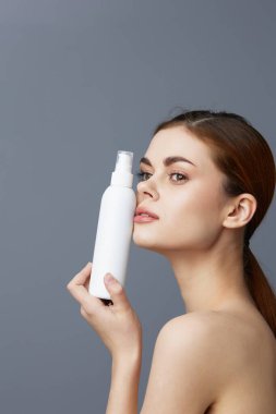 Güzel kadın vücut losyonu gençleştirme kozmetik ürünleri izole edilmiş arka plan.