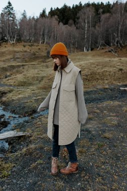 Sonbahar ormanlarında gezen turistler taze hava yolculuğu yaşam tarzıyla yürür.