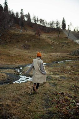 Turuncu şapkalı kadın, sonbahar doğa dağları, manzara, temiz hava.