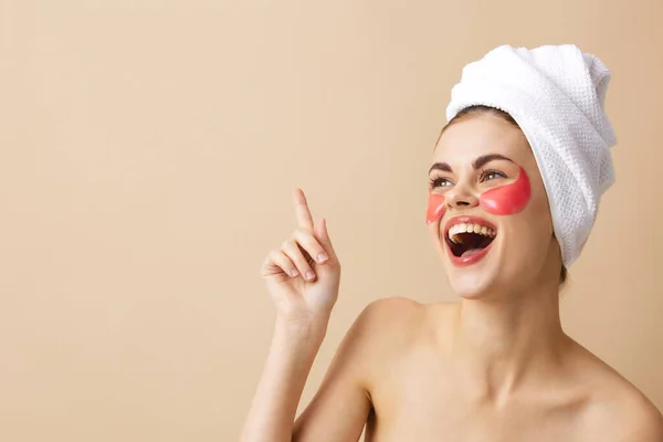 Potret wanita tambalan merah muda kulit bersih senyum berpose latar belakang terisolasi — Stok Foto