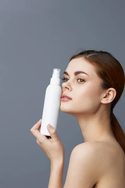Güzel kadın vücut losyonu gençleştirme kozmetik ürünleri izole edilmiş arka plan. — Stok fotoğraf