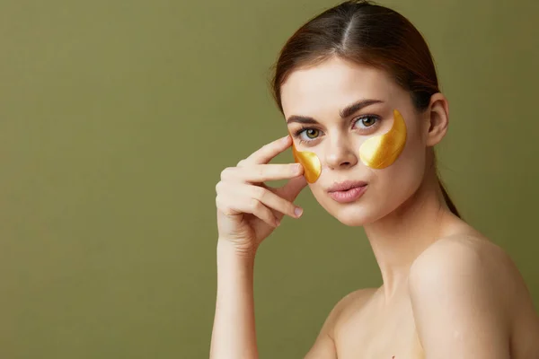 Wanita cantik perawatan wajah wajah lugu kebersihan bahu close-up Gaya hidup — Stok Foto