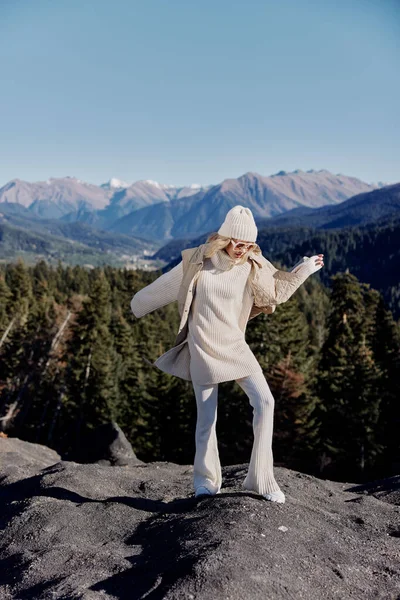 Młoda kobieta moda ubrania góry krajobraz natura krajobraz — Zdjęcie stockowe