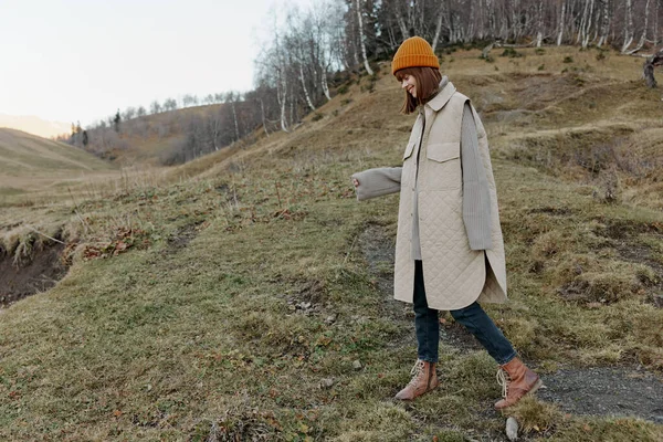 Kadın eğlencesi sonbaharda seyahat taze hava doğası eğlence eğlencesi