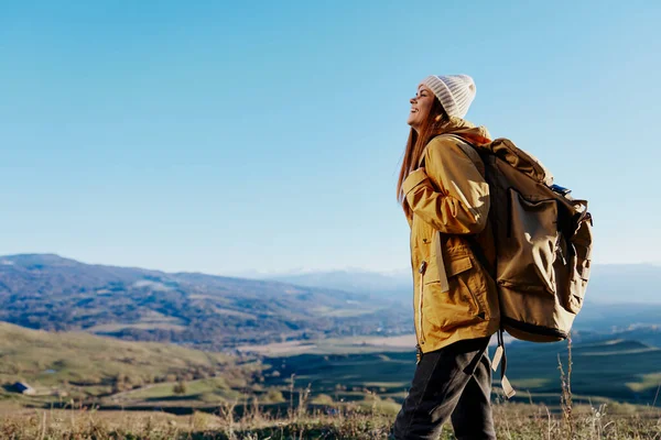 Mujer mochilero viaje a las montañas paisaje relajación — Foto de Stock