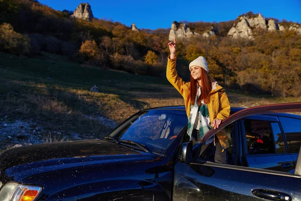 Kobieta turysta w pobliżu samochodu podziwiając krajobraz góry przyroda Styl życia — Zdjęcie stockowe